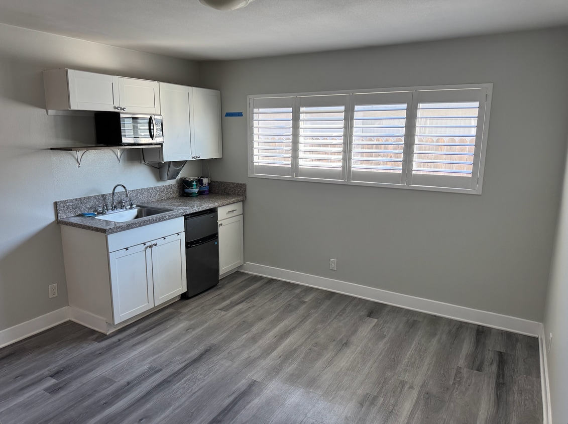 Foto principal - 8542 Hollister St