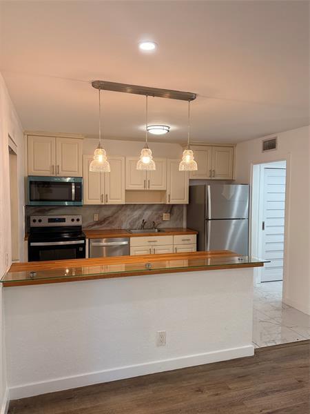 Foto del edificio - 3000 NW 69th Ct