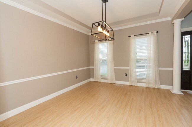 Foto del edificio - 4 bed, 2.5 bath Single Family Home in Char...