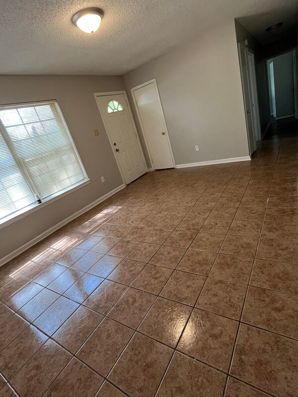 Foto del edificio - 5060 Gray Dr
