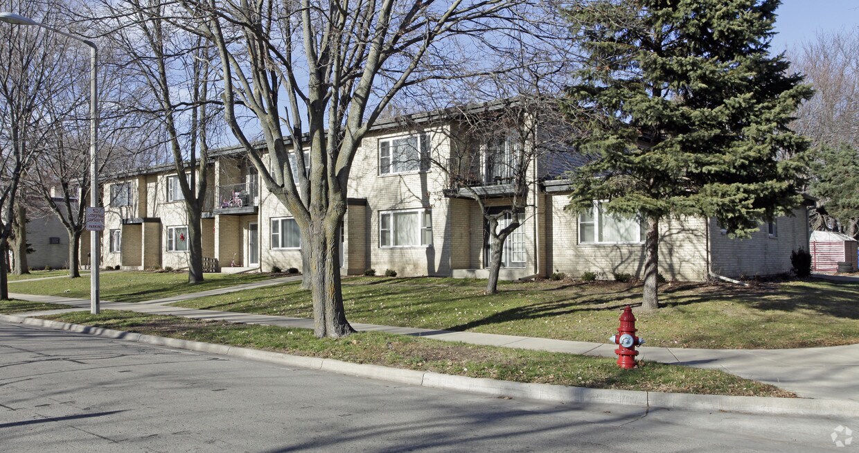 Building Photo - 1802-1806 Lake Point Dr