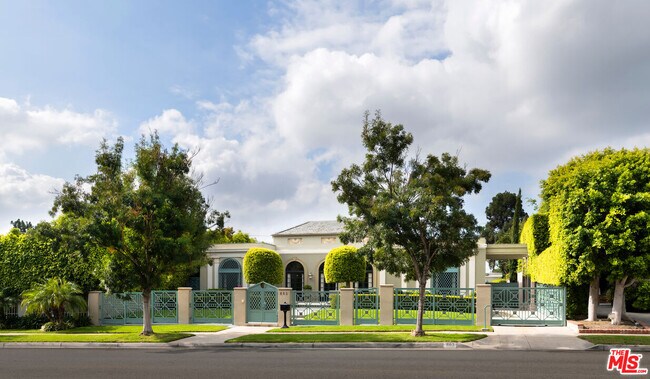 Foto del edificio - 803 N Rexford Dr