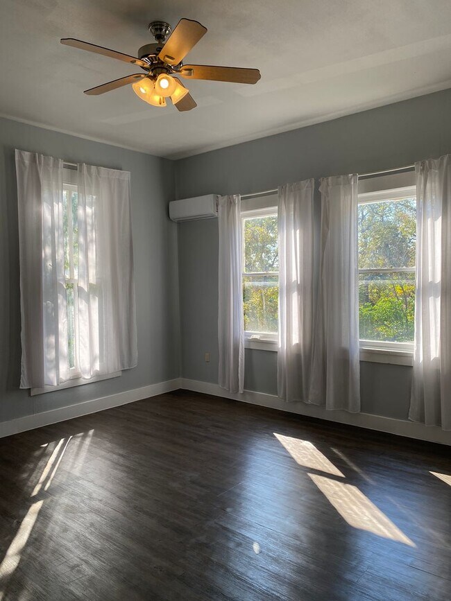 Foto del edificio - **MOVE-IN SPECIAL**  Vintage 1-Bedroom Near The Pearl