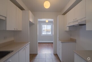 Building Photo - 1525 Av. Victoria