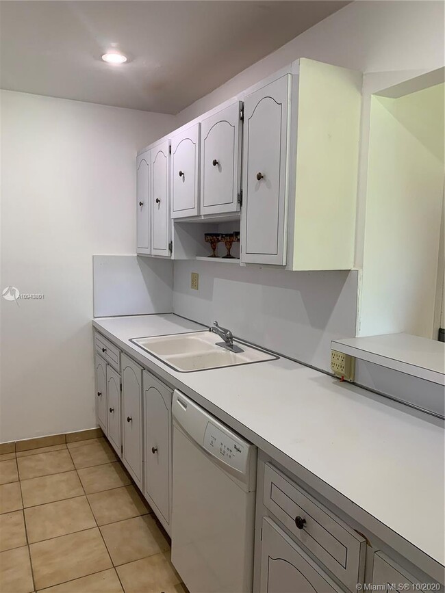 Building Photo - 10387 N Kendall Dr