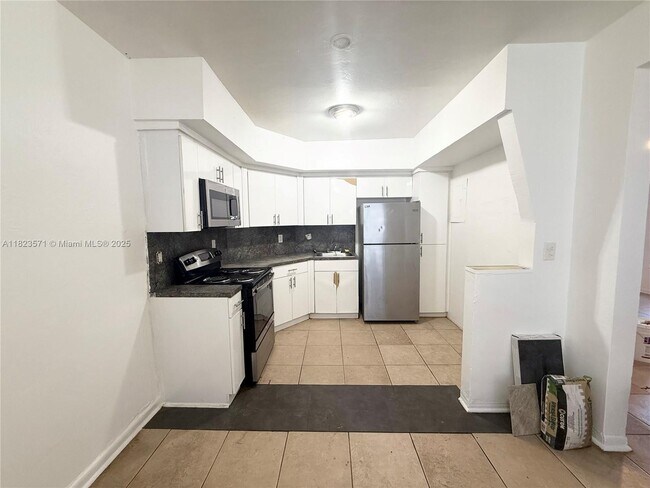 Building Photo - 12320 NE 11th Pl