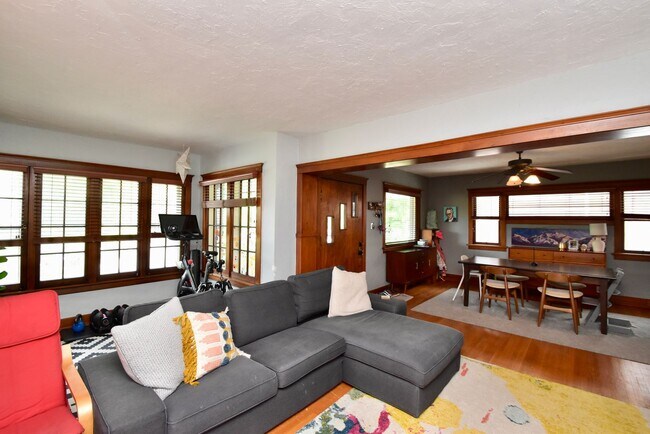 Foto del edificio - Newly Remodeled 4 Bedroom 2 Bath Home in Salt Lake City!!