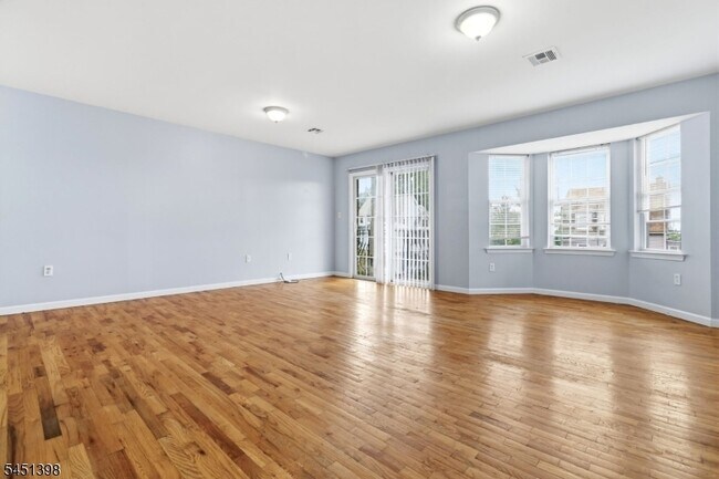 Foto del edificio - 83 Farley Ave