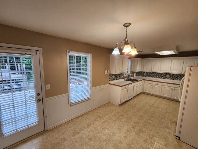 Building Photo - 215 McKenzie Dr