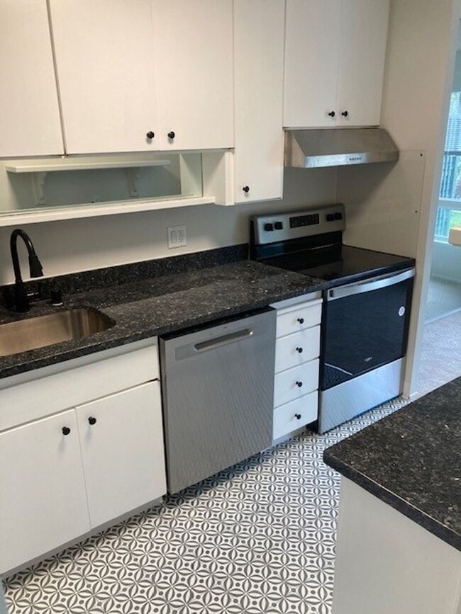 Building Photo - Updated extra large one bedroom at Woodlake