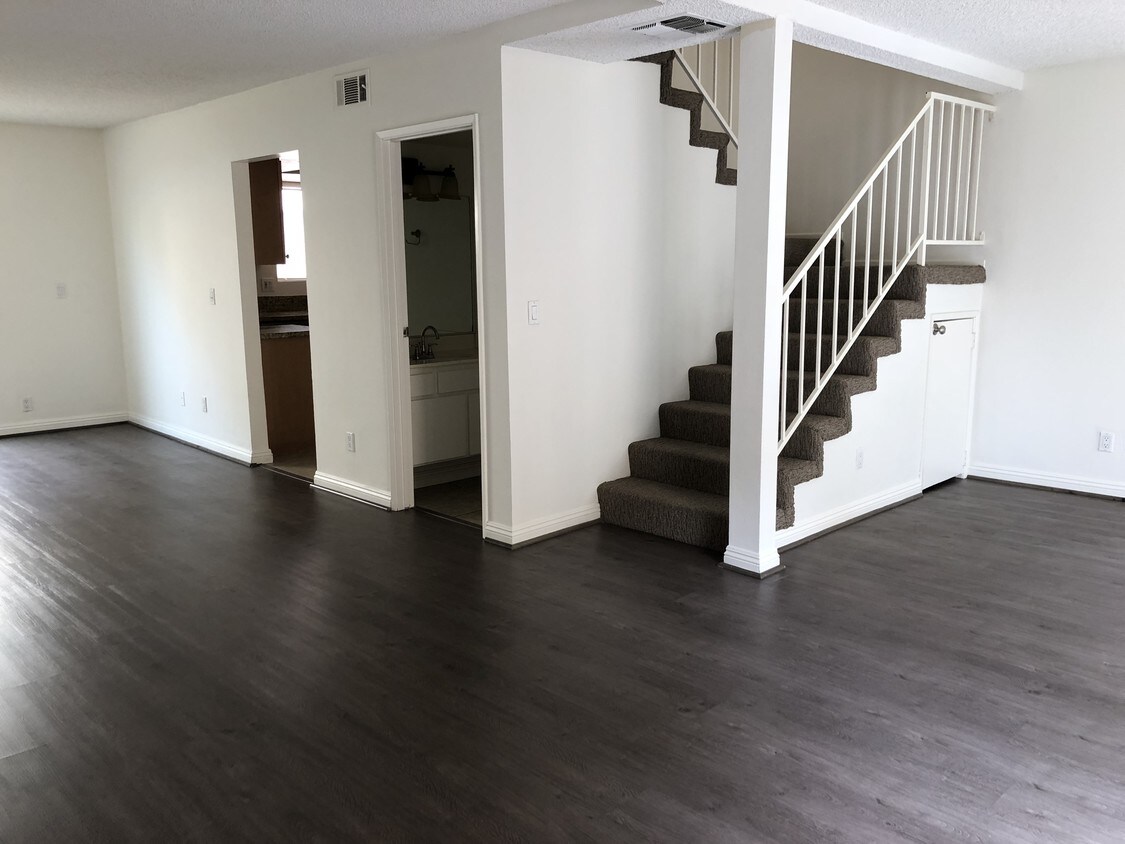 Living room - 10260 Plainview Ave