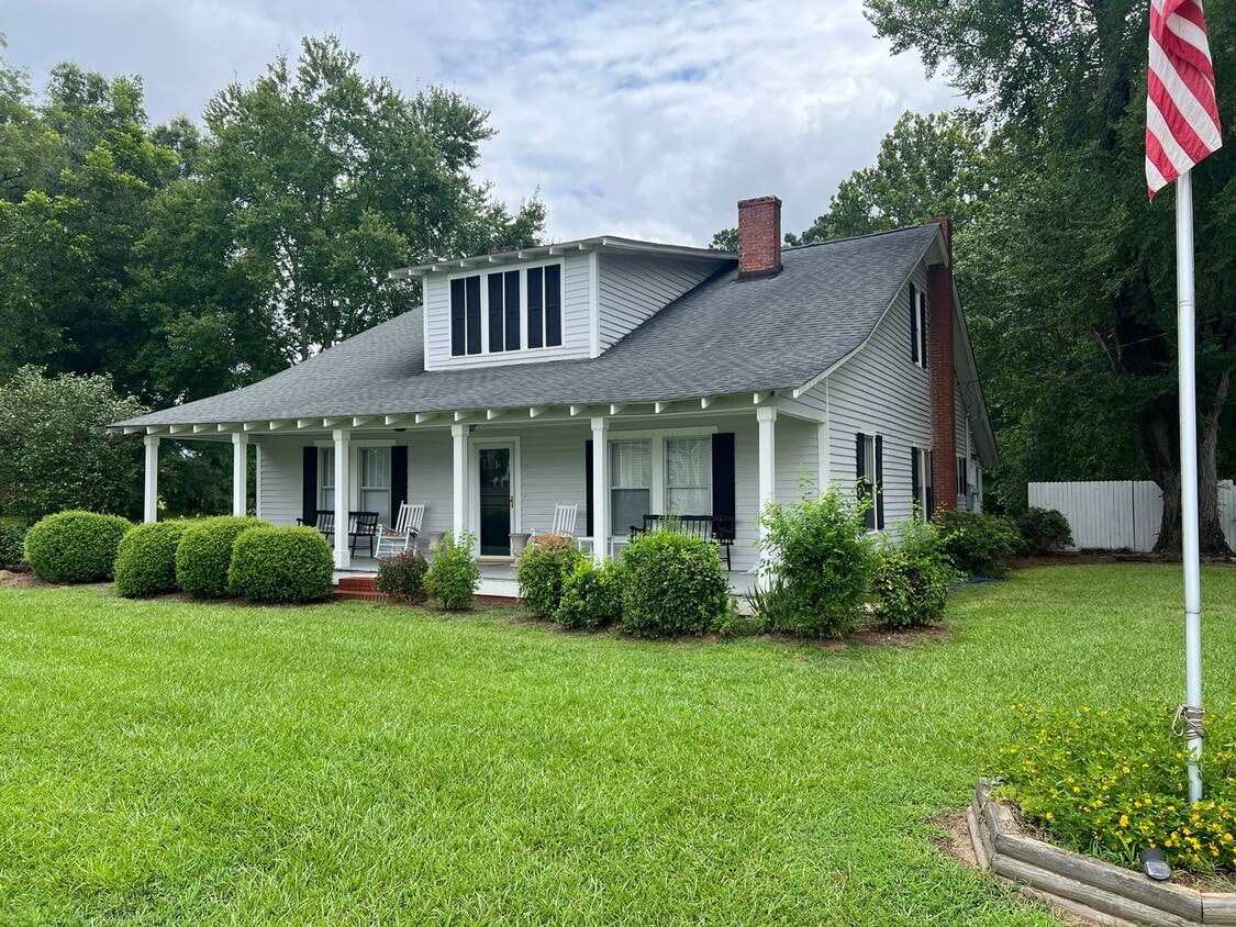 Primary Photo - 3 Bedroom/1 Bathroom Right Outside Lillington
