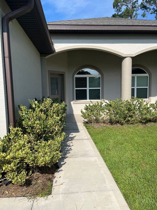 Building Photo - Beautiful 3 / 2 with Den or Office!!