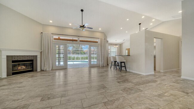 Foto del edificio - 4-Bedroom Home with Pool in Eastlake Commu...
