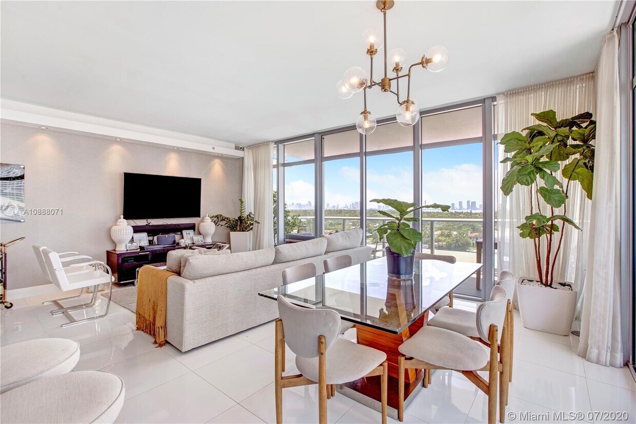 Primary Photo - 3737 Collins Ave