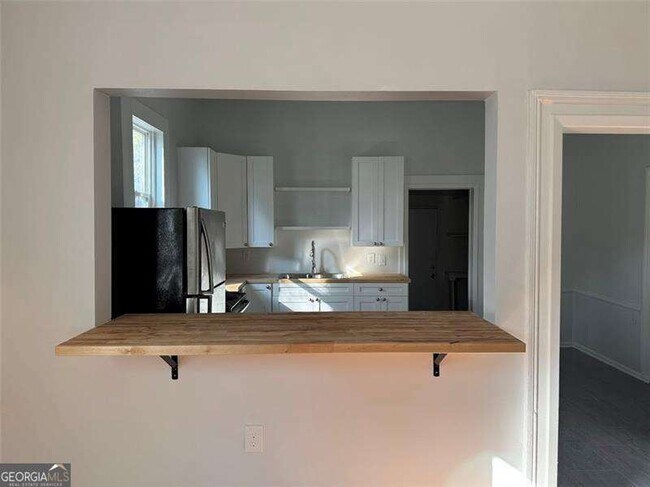 Building Photo - 194 N Clarendon Ave