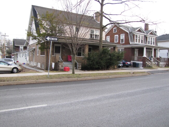 Building Photo - 622 W Beaver Ave