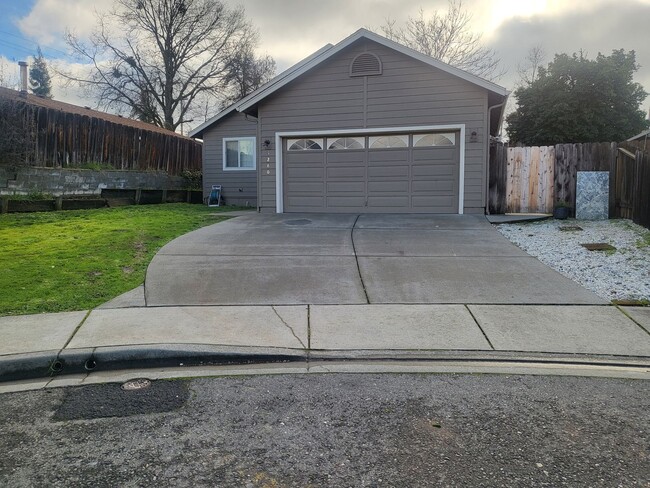 Building Photo - 3 bed 2 bath Home for Rent in Grants Pass