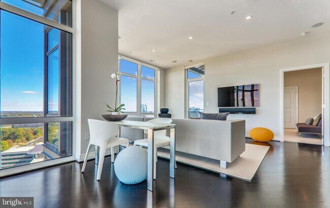 Foto del edificio - 8220 Crestwood Heights Dr