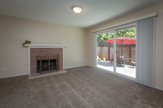 Building Photo - Come check out this lovely 3 bedroom 2 bat...