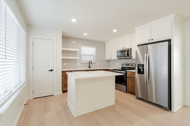 Building Photo - $500 deposit MOVE IN SPECIAL at The Plaza ...