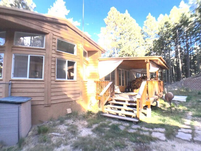 Foto del edificio - Jemez Mountains 3 bedroom with an open layout and large living areas and kitchen.