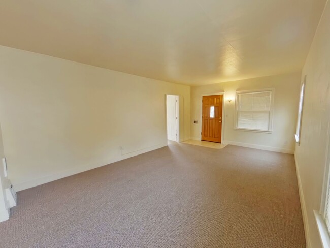 Building Photo - Large Classic Campus Home