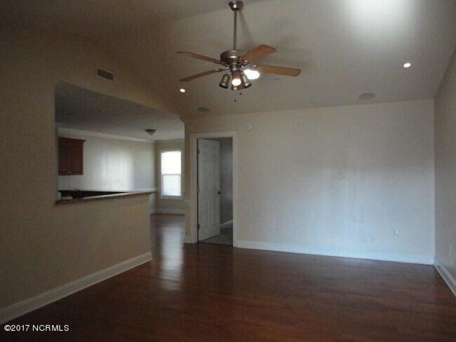 Building Photo - Three Bedroom Two Bath Home
