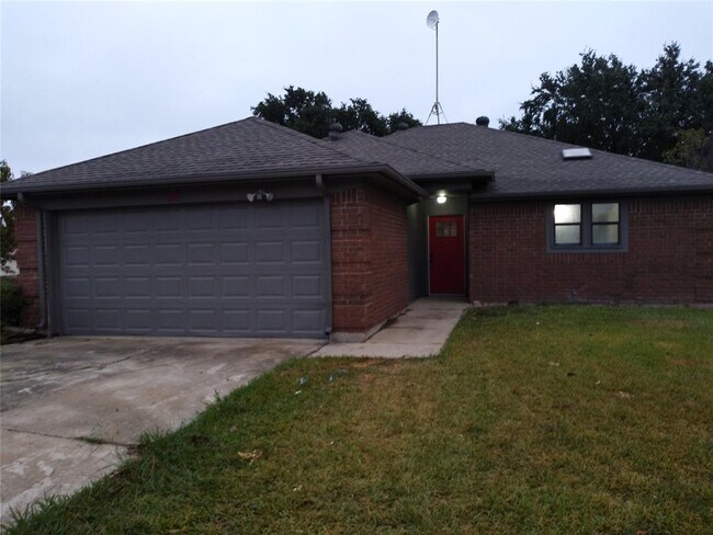 Building Photo - 301 Birchwood Ln