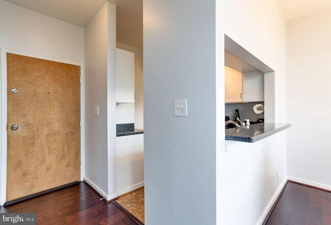 Foto del edificio - 301 S Reynolds St