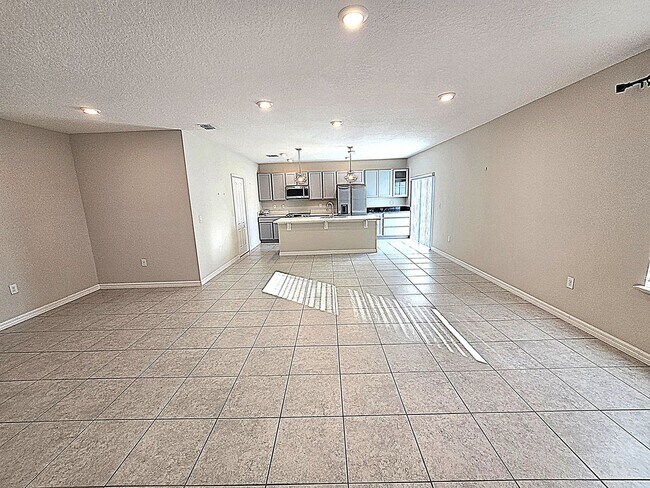 Foto del edificio - Stunning 4 bedroom, 2-bathroom home