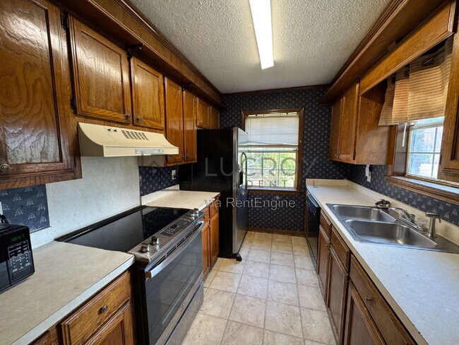 Building Photo - 102 Briarmeade Dr
