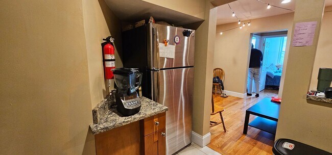 Building Photo - POPULAR OFF-CAMPUS CHOICE! Desirable Stree...