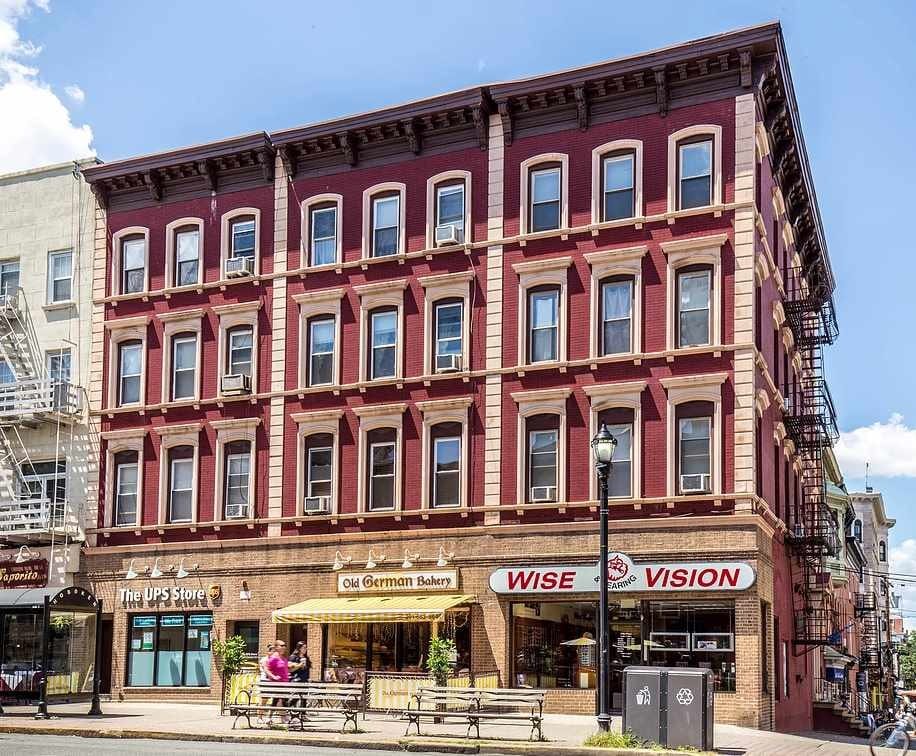 Primary Photo - 330 Washington St