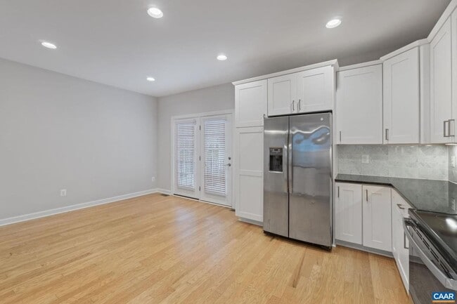 Foto del edificio - 4 Bedroom 3.5 Bathroom Townhouse with 2 Car Garage - Brownsville Elementary School District