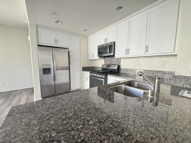 Building Photo - Gorgeous and Bright Centrally Located Cond...