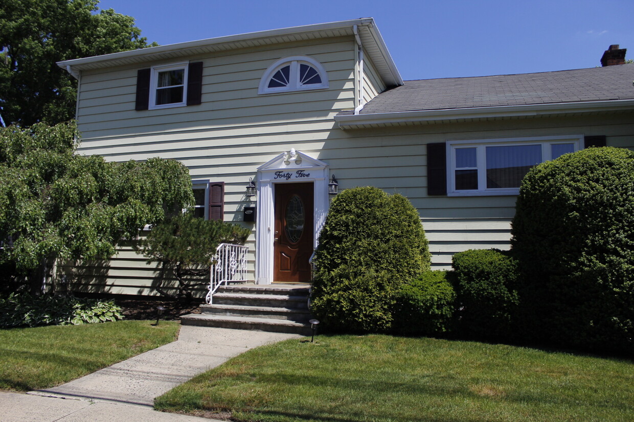 Tri-Level Unit - 45 Woodside Ave