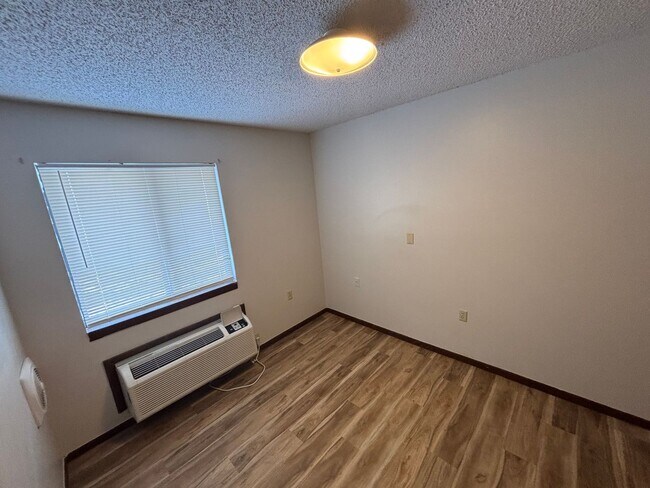 Building Photo - 2619 W 15th St N