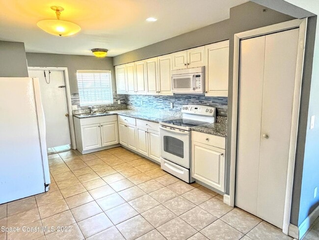 Foto del edificio - 2 bedroom 2 bathroom duplex available for rent