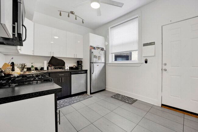 Foto del edificio - 3226 W Potomac Ave
