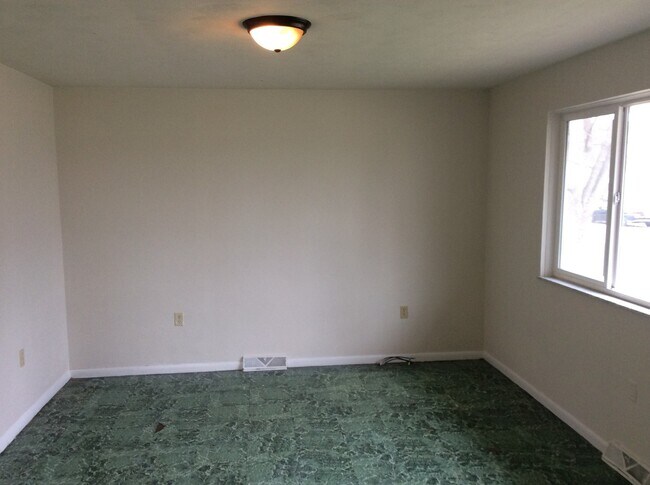 Foto del edificio - Spacious 3 bedroom ranch on a full dry bas...