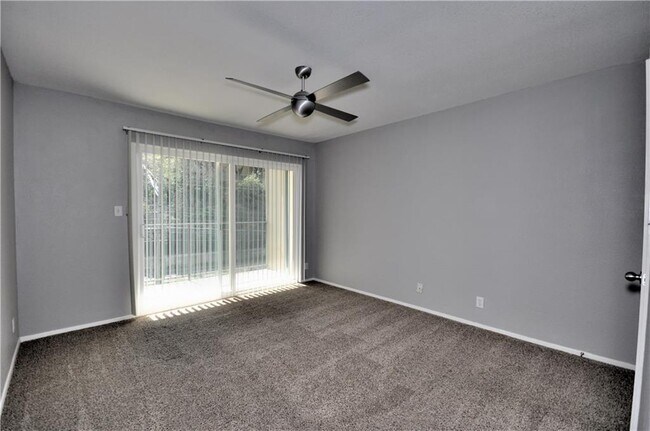 Foto del edificio - 500 E Riverside Dr