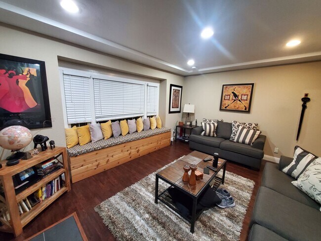 Foto del edificio - Available now! Emeryville 4 bedroom 3 bath house with Studio loftspace unit