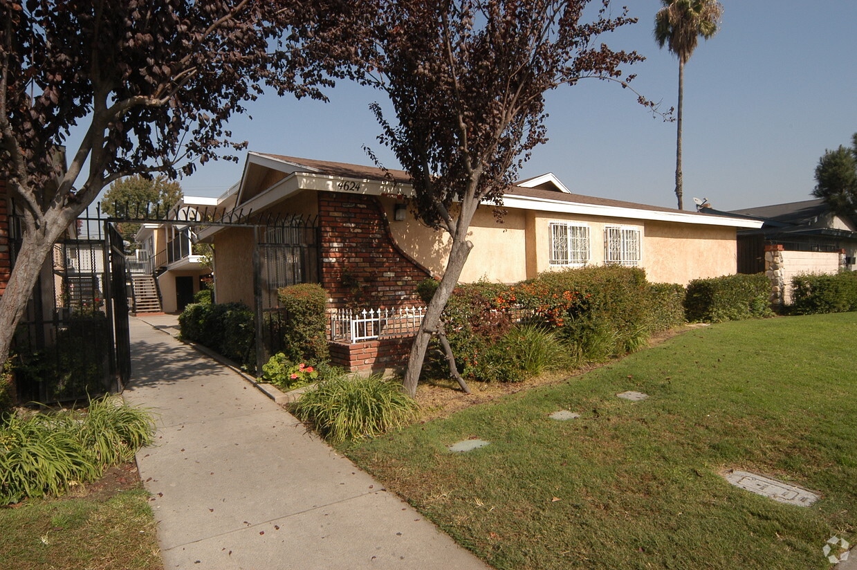 Building Photo - 4624 Bandera St