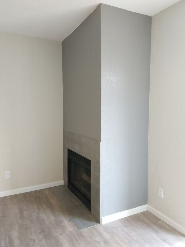 Foto del edificio - Must see! 1 Bed 1 Bath Condo in Lakewood Village!