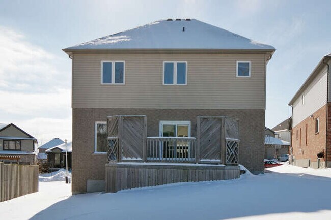 Photo du bâtiment - BEAUTIFUL FOUR BEDROOM HOME OFF WONDERLAND RD NORTH.