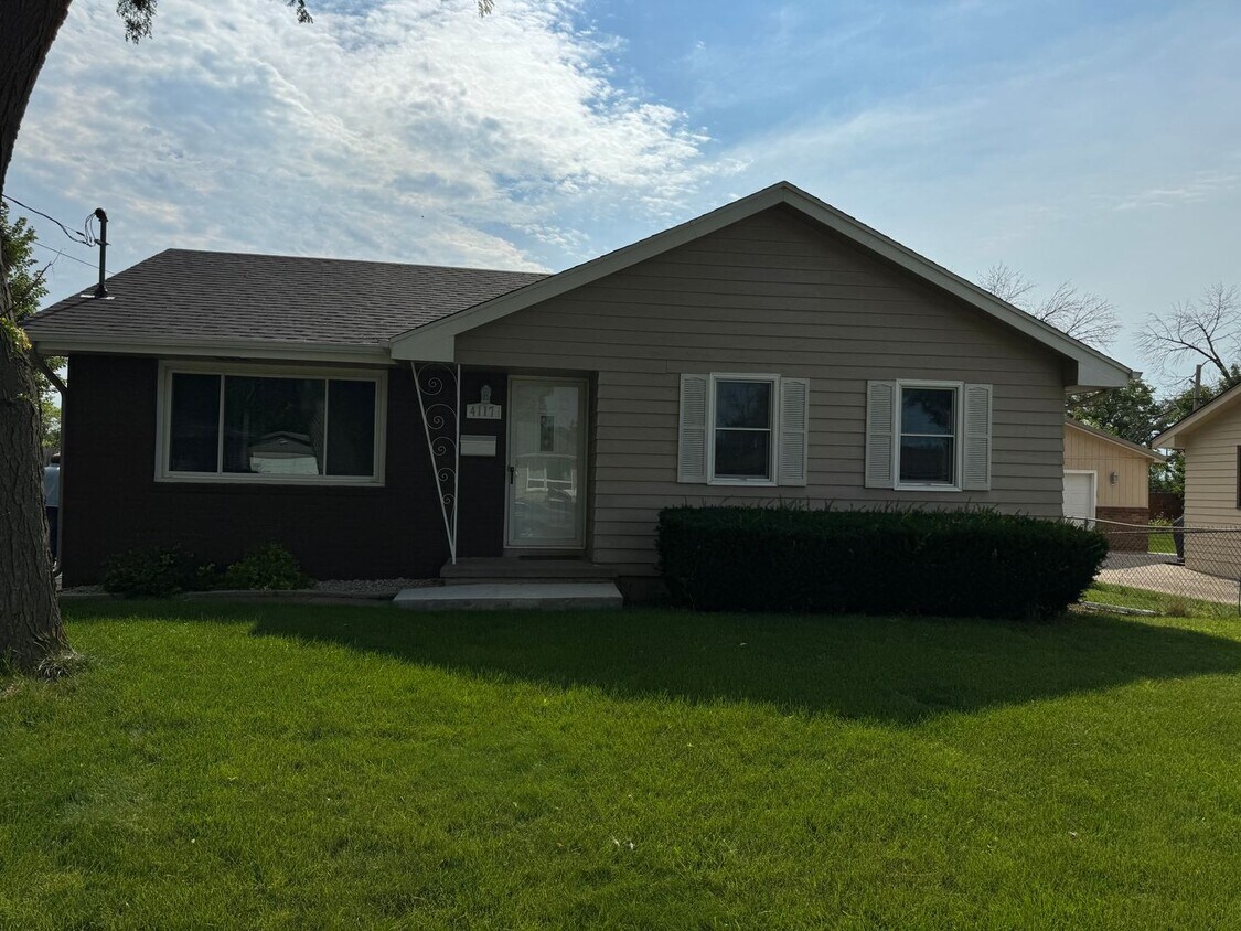 Primary Photo - Huge Urbandale Home with Fenced In Back Yard!