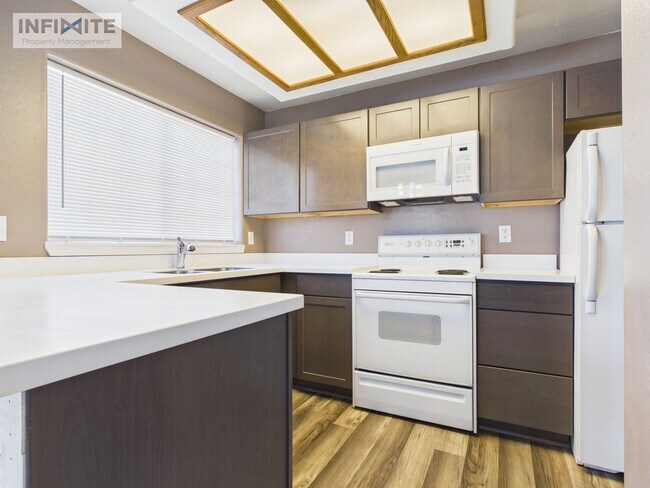 Foto del edificio - 2 Bedroom | 2 Bathroom Condo Single-Level Lower-Level Living