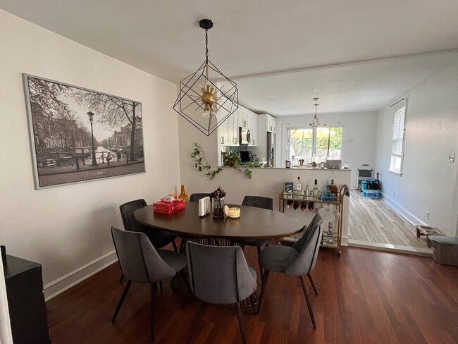Building Photo - Beautiful Updated 3/1 Twin Home in a Great...