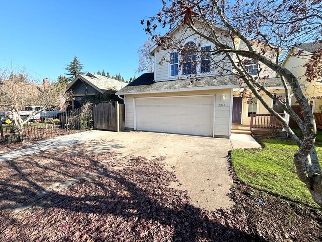 Beautiful 3 Bedroom Beaverton Home with New Carpet and Large Fenced in Backyard! - Beautiful 3 Bedroom Beaverton Home with New Carpet and Large Fenced in Backyard!